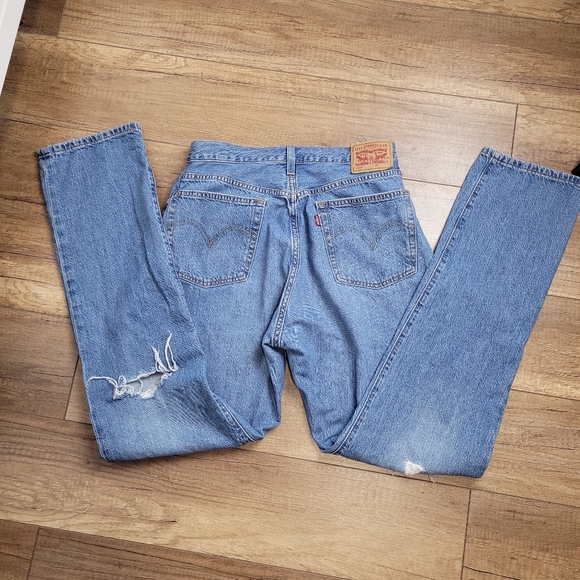 Levi's Women's 501 original light wash straight leg distressed button fly jeans - Picture 8 of 15